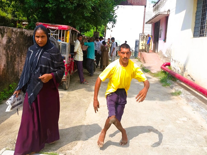 मुरादाबाद : आसान नहीं दिव्यांग प्रमाणपत्र-पर्चा बनवाना, एक्स-रे व अन्य जांच के लिए भटकते हैं दिव्यांग