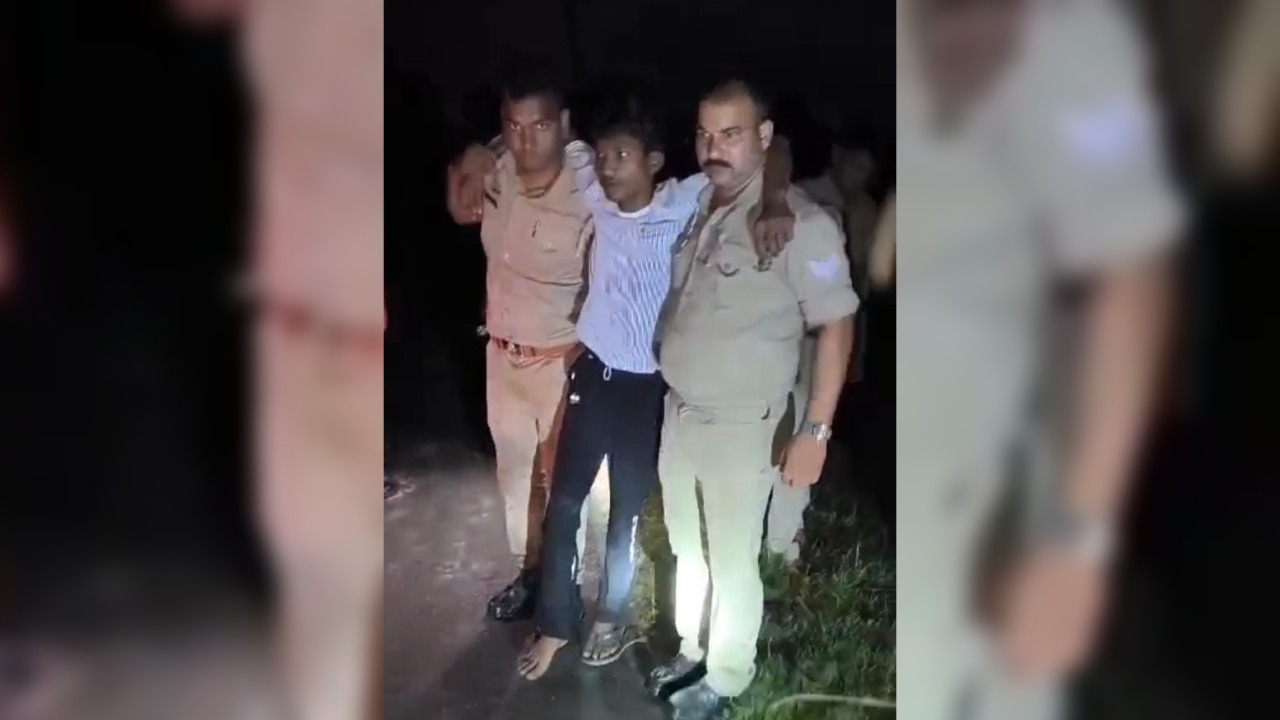 Etawah: पुलिस की लुटेरों से मुठभेड़...दो गिरफ्तार, एक सिपाही व एक लुटेरा घायल, आंखों पर मिर्ची पाउडर फेंककर लूट ले गए थे ऑटो