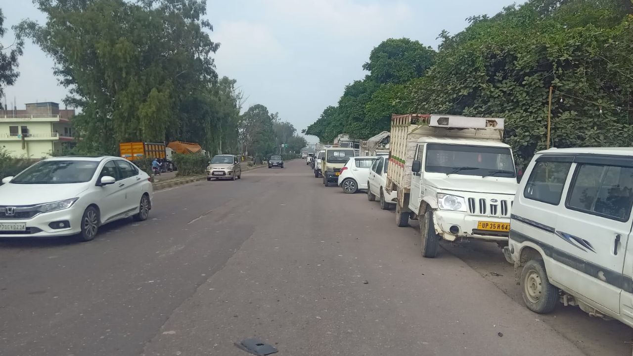 Unnao: हाल-ए-एआरटीओ विभाग: हाईवे किनारे वाहन खड़े करके हो रही बेमानक फिटनेस, अफसर मौन 