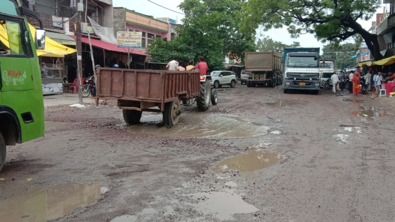 Unnao: यहां ‘सड़क’ में गड्ढे नहीं गड्ढों में ‘सड़क’...उन्नाव-हरदोई हाईवे पर भरमार, हादसे के लोग हो रहे शिकार