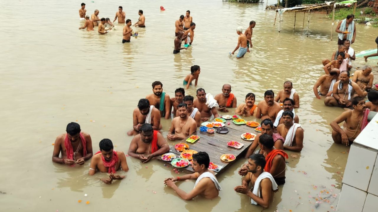 Pitru Paksha 2024: पितृ पक्ष के प्रथम दिन पितरों का गंगा में किया गया तर्पण...पंडिताें को दान दक्षिणा भी दी