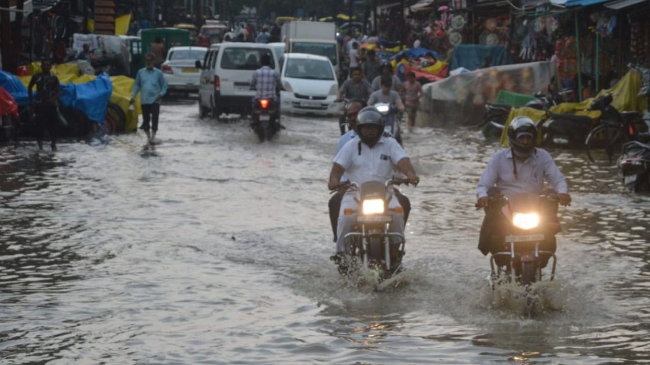 Kanpur में पूरी रात हुई बारिश...मौसम हुआ खुशनुमा, आज भी बरसेंगे बादल, जगह-जगह जलभराव से जूझे लोग 