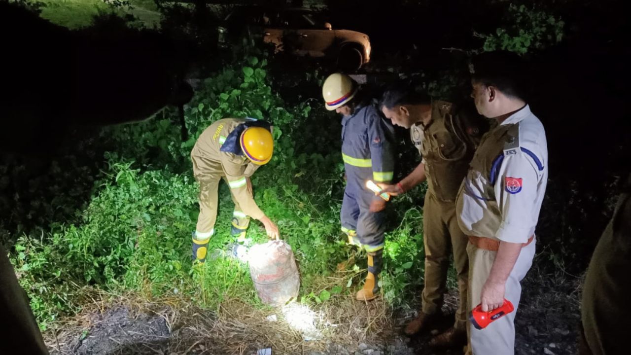 Kanpur: ट्रेन पलटाने की साजिश: सुरक्षा एजेंसियों ने दोहराया क्राइम सीन; 50 मीटर दूर गिरा सिलेंडर, कई कोचों में मिले निशान 