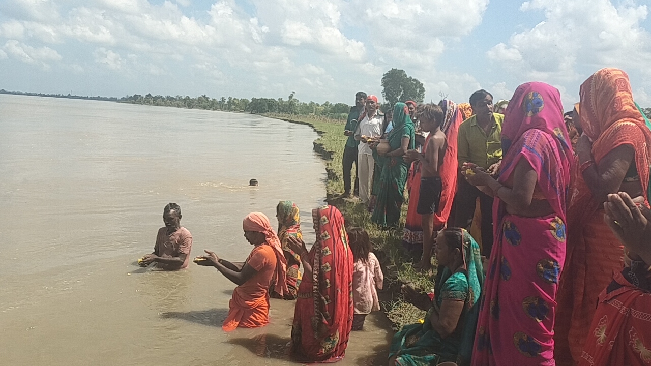 ओ गंगा मैया अब ना छीनो मड़ैया...नदी की कटान से परेशान ग्रामीणों ने की गंगा माता की पूजा 