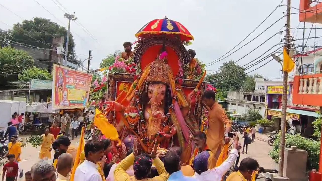 फर्रुखाबाद में मिनी मुंबई जैसा नजारा...कमालगंज के गणपति राजा की विदाई में उमड़ा भारी जनसैलाब, देखें- PHOTOS