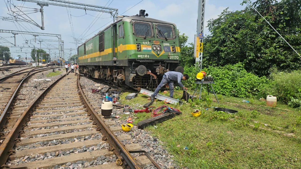 Chitrakoot News: मानिकपुर में मालगाड़ी का इंजन फेल...पटरी से उतरा, रेलकर्मियों में मची अफरातफरी