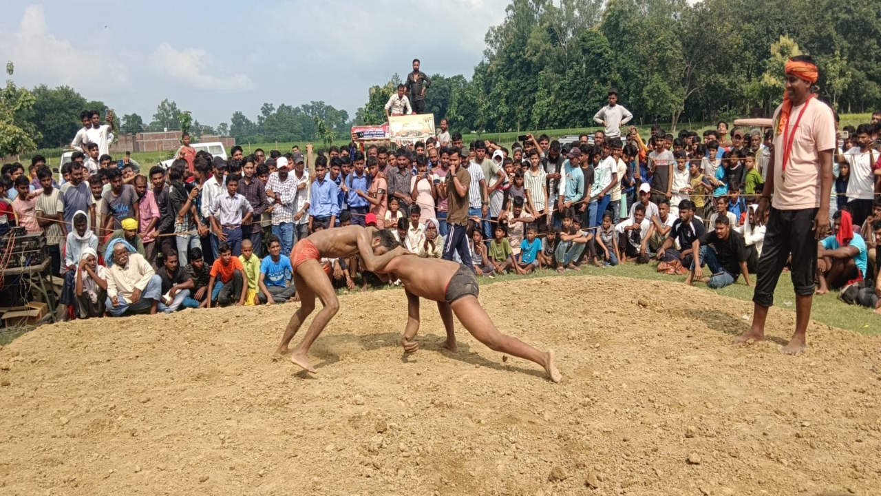 बाराबंकी : हनुमानगढ़ी के पहलवान अयोध्याजी ने शैतान और रावन सिंह को चटाई धूल