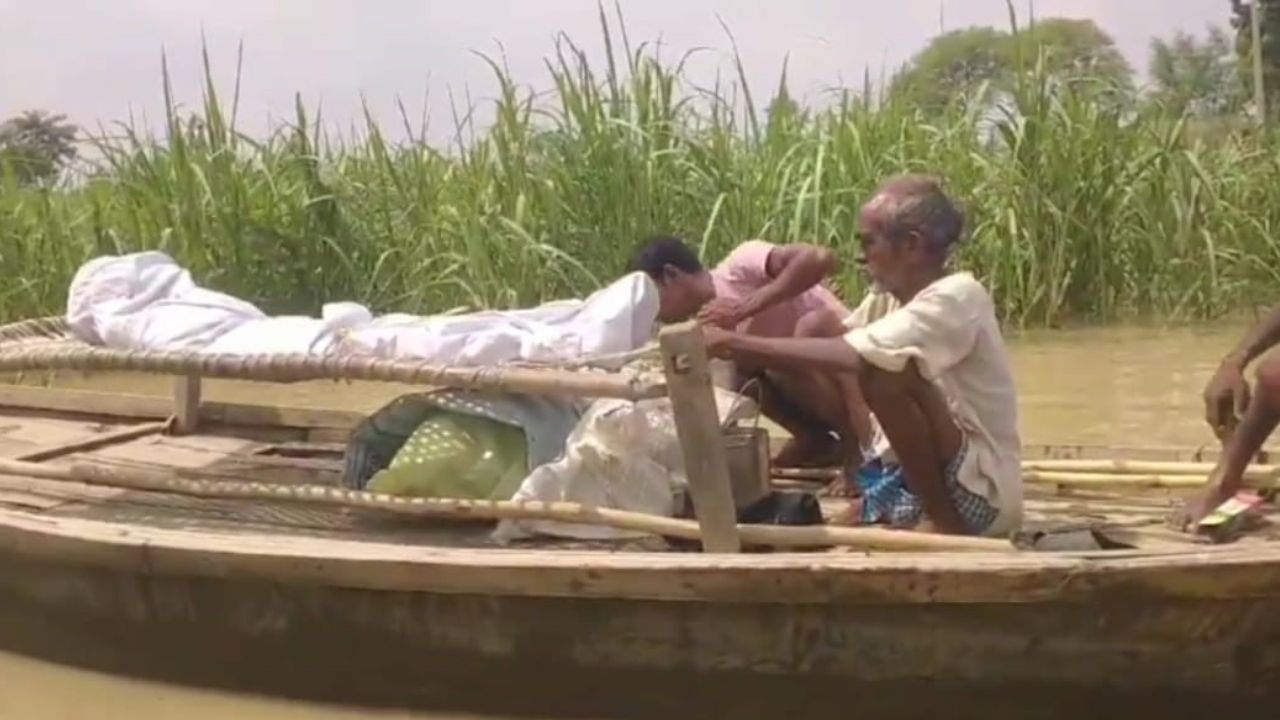 लखीमपुर खीरी: बाढ़ बनी मुसीबत; गांवों में नहीं मिल रही जमीन, नाव पर शव रखकर कराई अंतिम यात्रा 