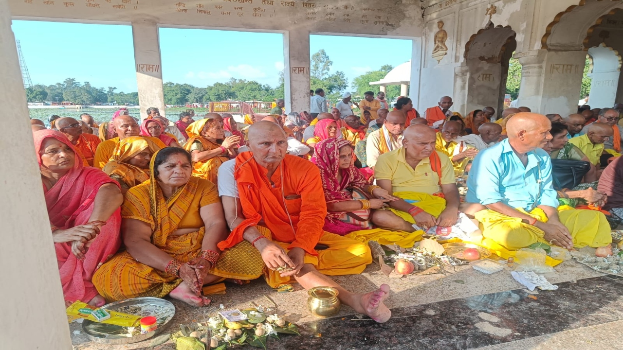 भरत कुंड गया बेदी पर लगा पिंड दानियों का मेला : हजारों की तादात में जुटे श्रद्धालु पितरों का कर रहे श्राद्ध