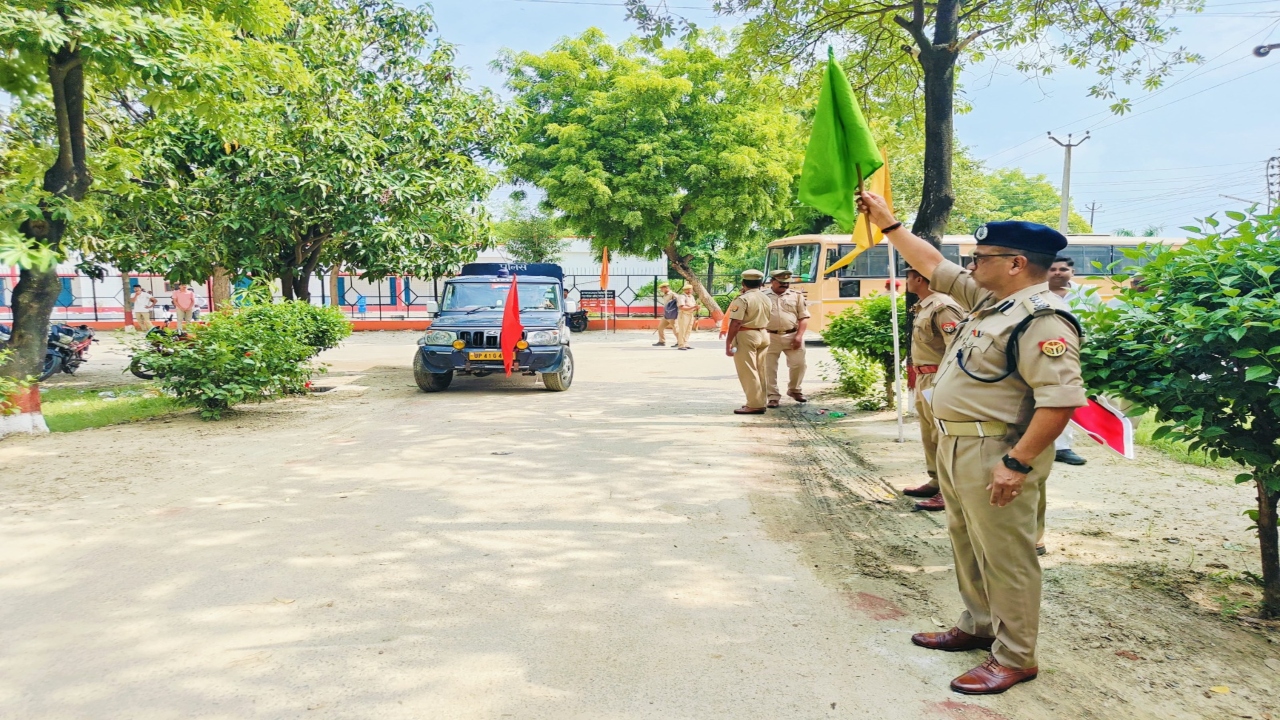 जम्मू कश्मीर में चुनाव कराने गए पीएसी जवान : सेनानायक ने पढ़ाया सुरक्षा और संयम का पाठ