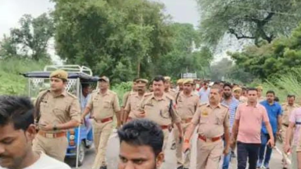 Fatehpur: छात्रा की मौत के बाद सड़क पर उतरी हजारों की भीड़...पुलिस ने लाठीचार्ज की स्थिति संभाली, बस चालक करता था छेड़खानी