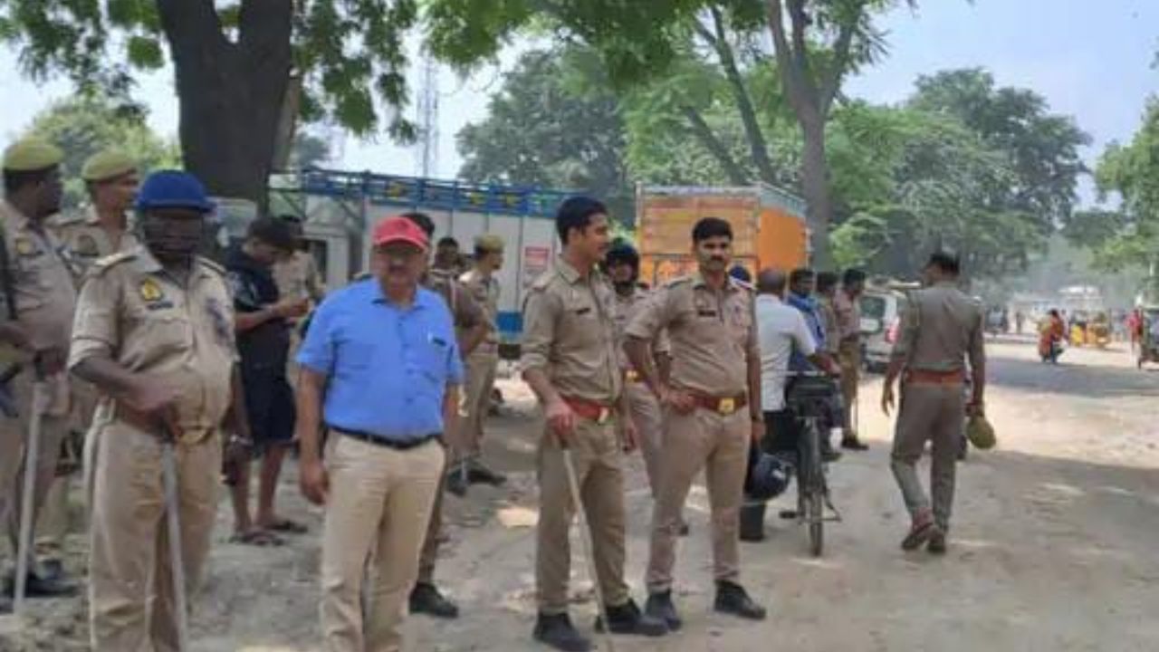 Fatehpur: सड़क चौड़ीकरण के लिए 25 मकानों पर चला बुलडोजर, इतने करोड़ रुपये से बनेगी सड़क और नाला...