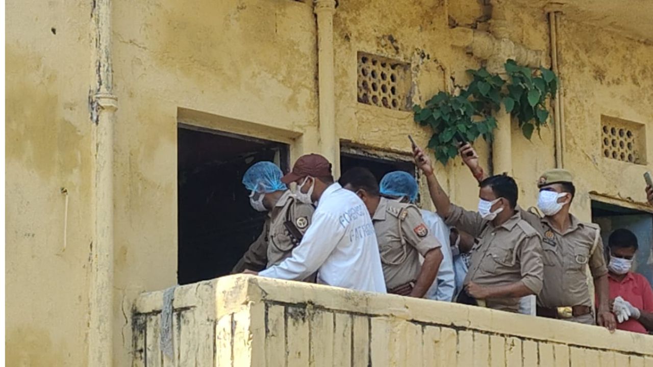 Farrukhabad: पुलिस लाइन के आवास में मिला सिपाही का शव...बदबू आने पर लोगों ने खोला गेट, महकमे में हड़कंप