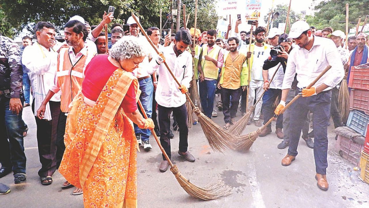 Kanpur: नगर निगम का 251 घंटे का सफाई अभियान शुरू, महापौर और नगर आयुक्त ने झाड़ू लगाकर स्वच्छता प्रति लोगों को किया जागरूक 