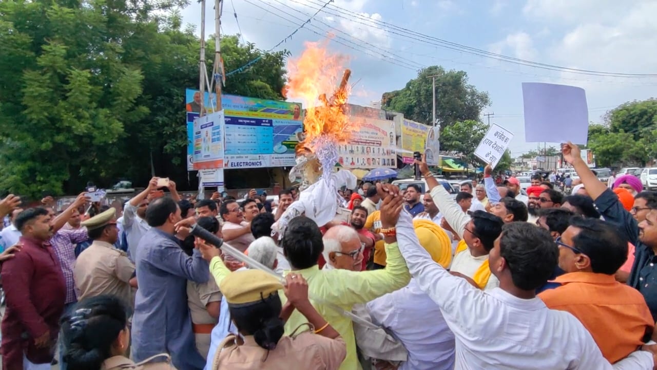 अमेरिका में सिक्खों पर आपत्तिजनक बयान का मामला : भाजपा कार्यकर्ताओ ने राहुल गांधी का फूंका पुतला