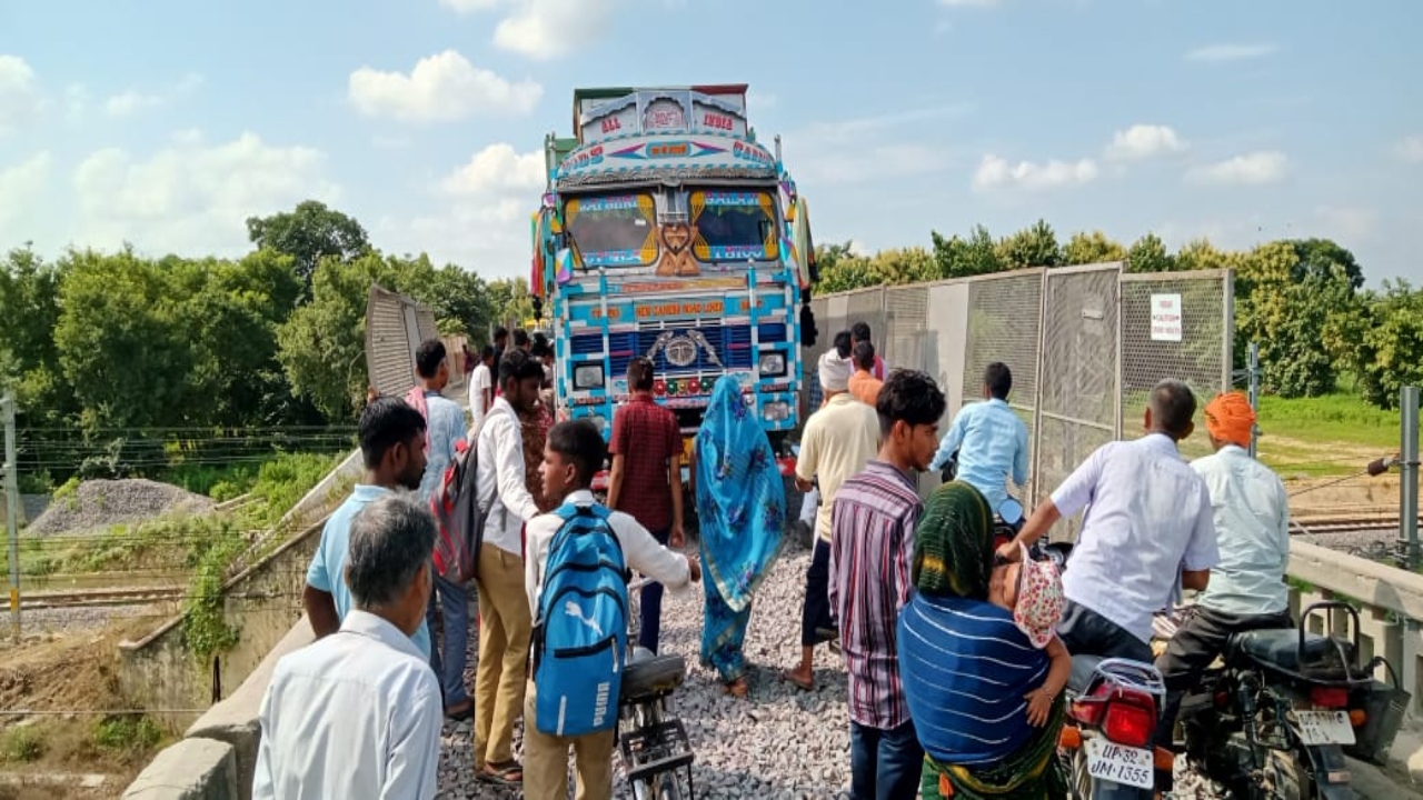 रेलवे पुल पर पड़ी गिट्टियों में फंसा ट्रक, जाम से जूझे राहगीर : ठेकेदार की लापरवाही पर जिम्मेदार चुप