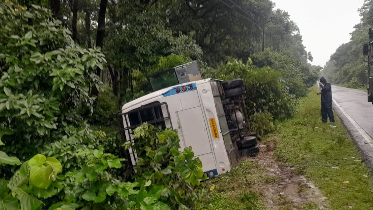 शाहजहांपुर: नेपाल जा रही यात्रियों से भरी बस पलटी, हादसे में चालक सहित 11 लोग घायल, अस्पताल में भर्ती