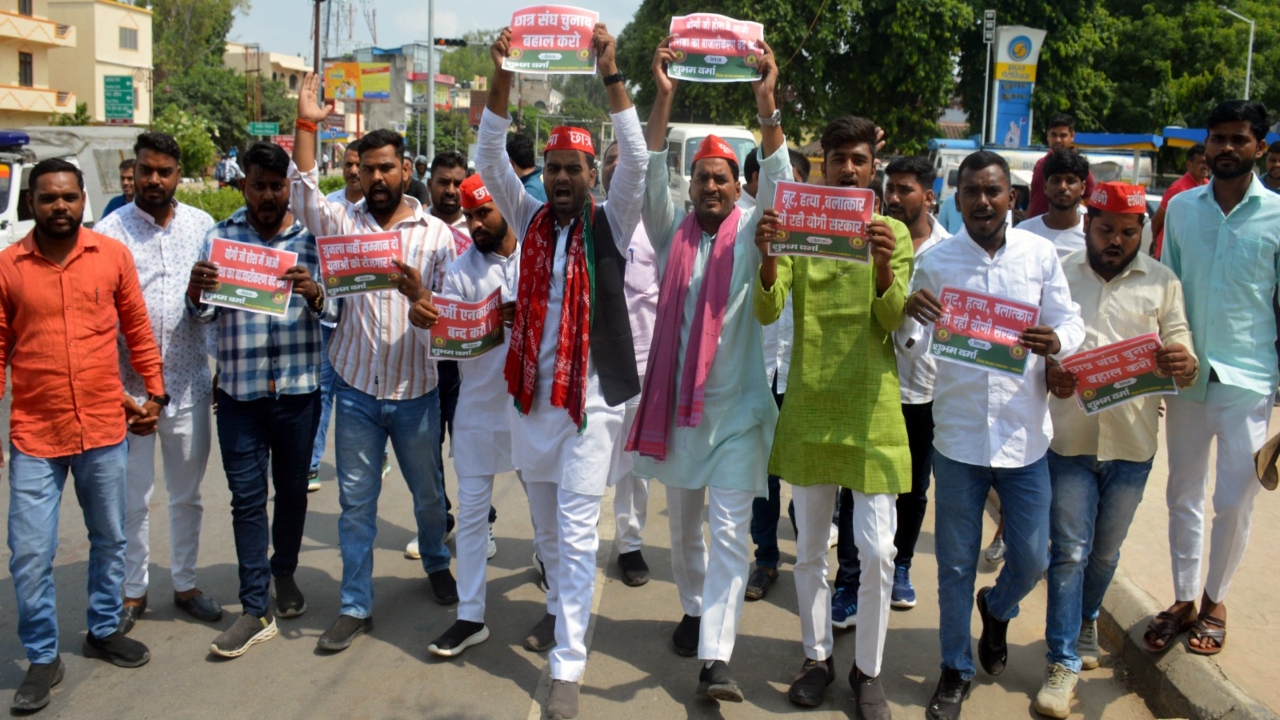 फीस वृद्धि और छात्र संघ चुनाव को लेकर सपा छात्र सभा ने निकाला मार्च : राज्यपाल को सम्बोधित ज्ञापन सिटी मजिस्ट्रेट को सौंपा 