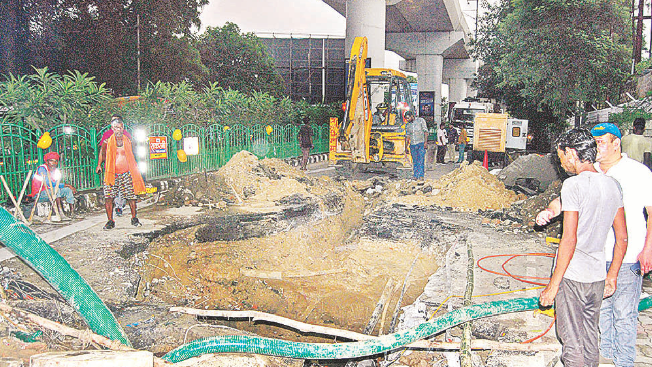 LU के पास धंसी सड़क Metro के लिए हो सकता है खतरा, अधिकारियों ने जताई चिंता, अखिलेश यादव ने भी एक्स पर किया पोस्ट