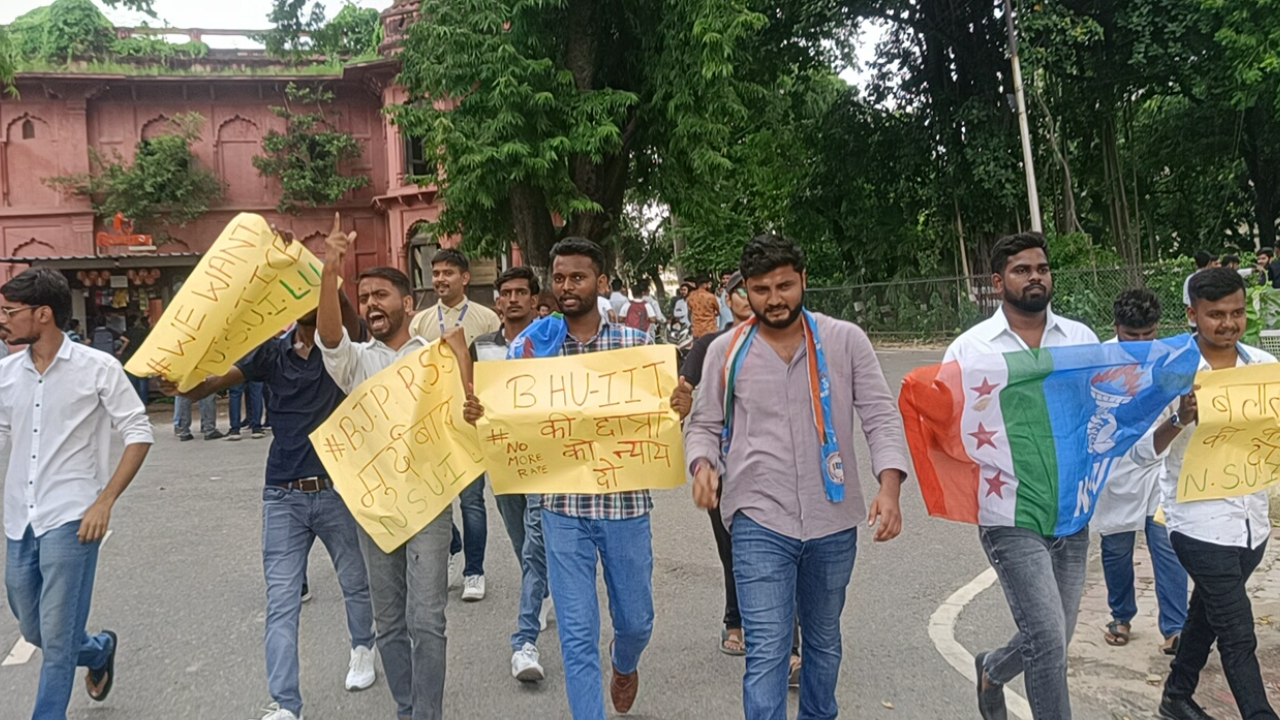 लखनऊ विश्वविद्यालय के गेट पर NSUI ने किया प्रदर्शन, पुलिस से हुई धक्का-मुक्की