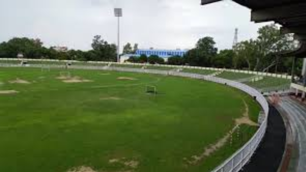 KD Singh Babu Stadium में हॉकी बना चैलेंज, घास वाले मैदान में अभ्यास को मजबूर छात्रावास की बालिकाएं, 25 साल बाद भी नहीं मिला टर्फ