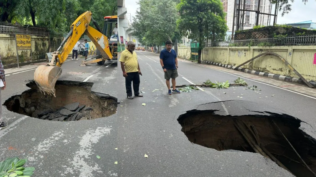 लखनऊ यूनिवर्सिटी के पास धंसी 10 फीट सड़क, हो सकता था बड़ा हादसा