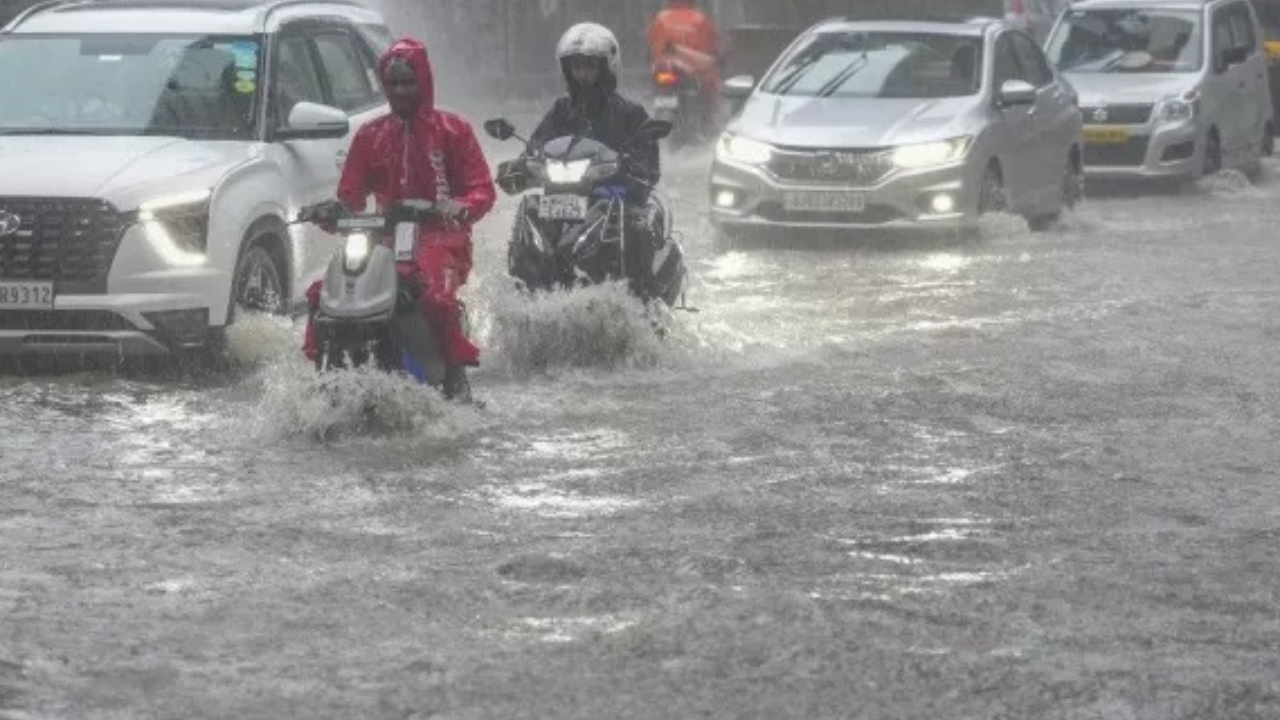 बाराबंकीः बारिश के कई रंग, महंगी की थाली तो धान के लिए वरदान