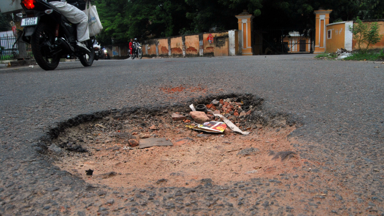 उत्तर प्रदेश में लगभग 44399 किलोमीटर सड़कें क्षतिग्रस्त, CM ने दिया अल्टीमेटम