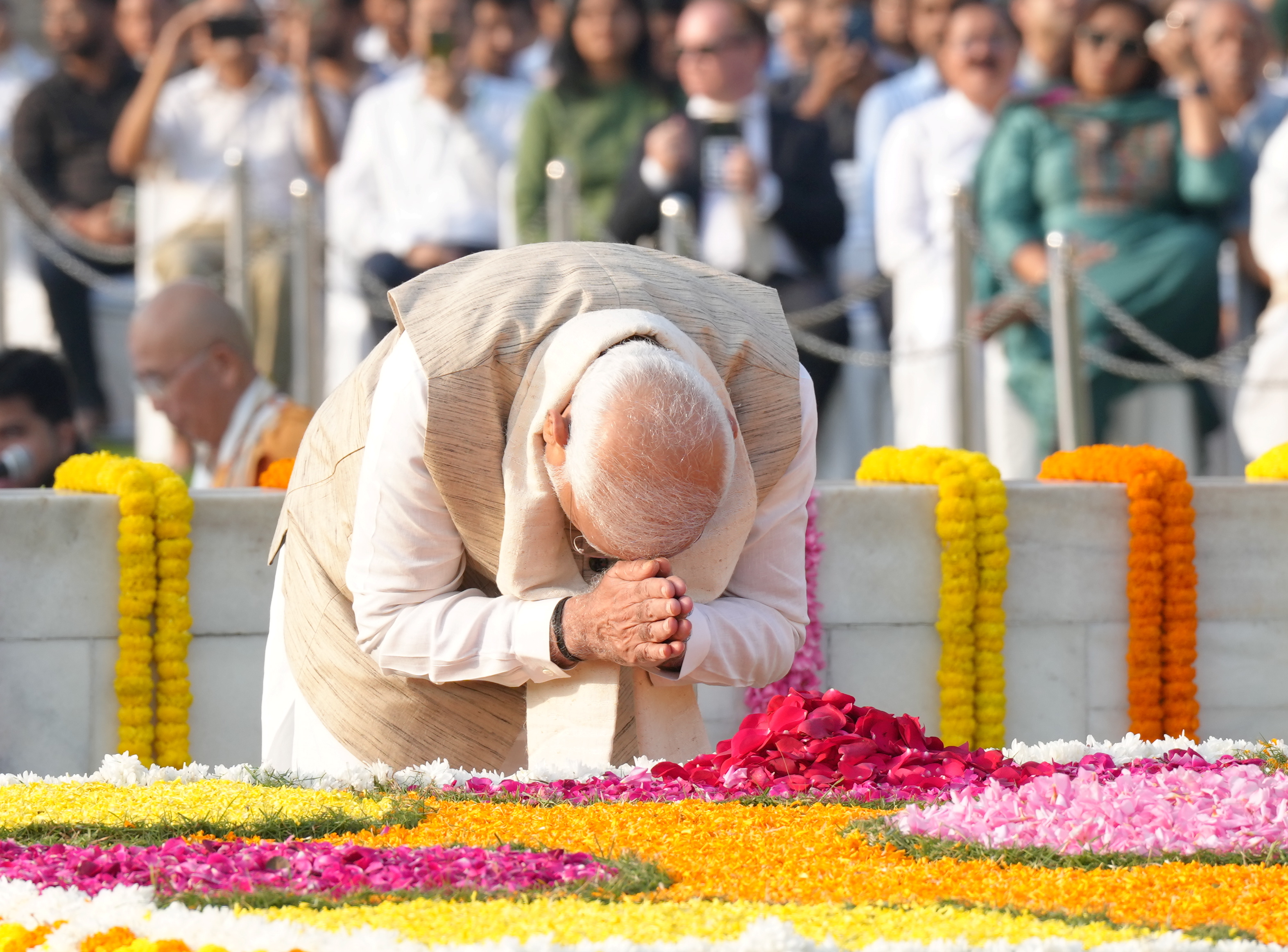 प्रधानमंत्री मोदी ने गांधी जयंती पर बापू को दी श्रद्धांजलि, शास्त्री को किया नमन