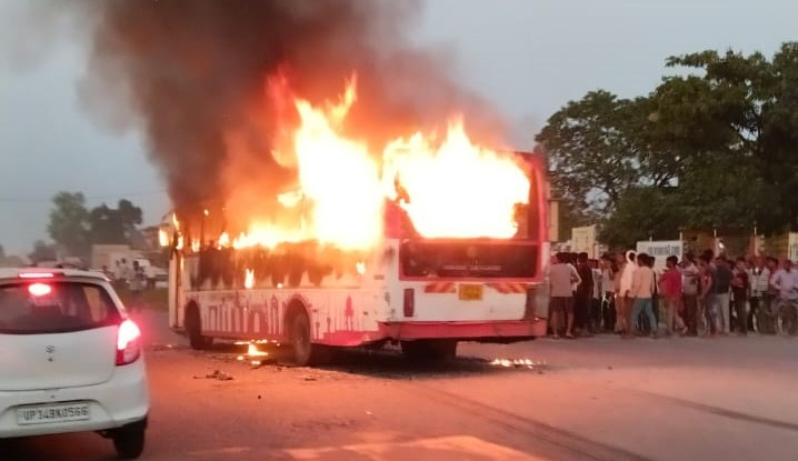 लखीमपुर खीरी : दो युवकों की मौत के बाद पथराव और आगजनी, बस फूंके जाने के मामले में क्रास केस दर्ज