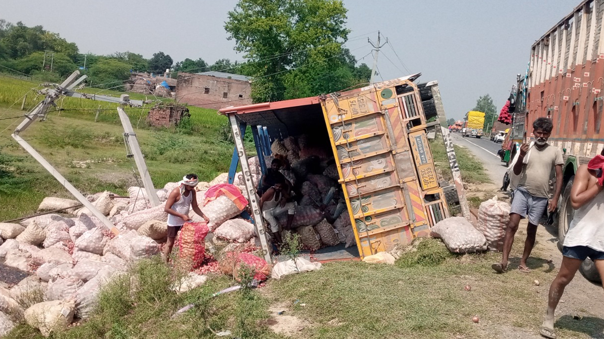 शाहजहांपुर: ट्रक से भिडंत में बाइक चालक की मौत, दोस्त घायल