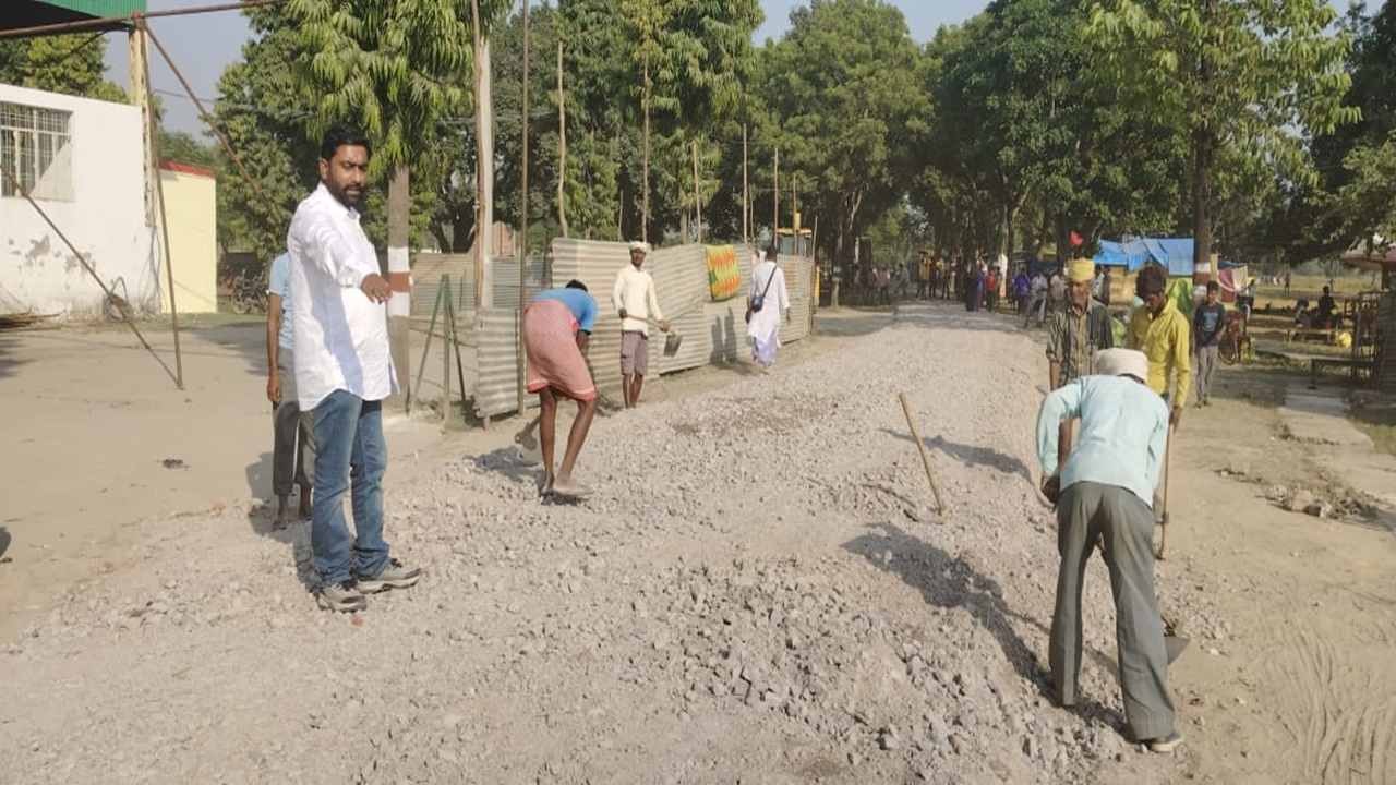 बाराबंकी: डीएम के निर्देशों का दिखा असर, बनने लगी डामर रोड... लेकिन देवा मेला परिसर में फैली गंदगी