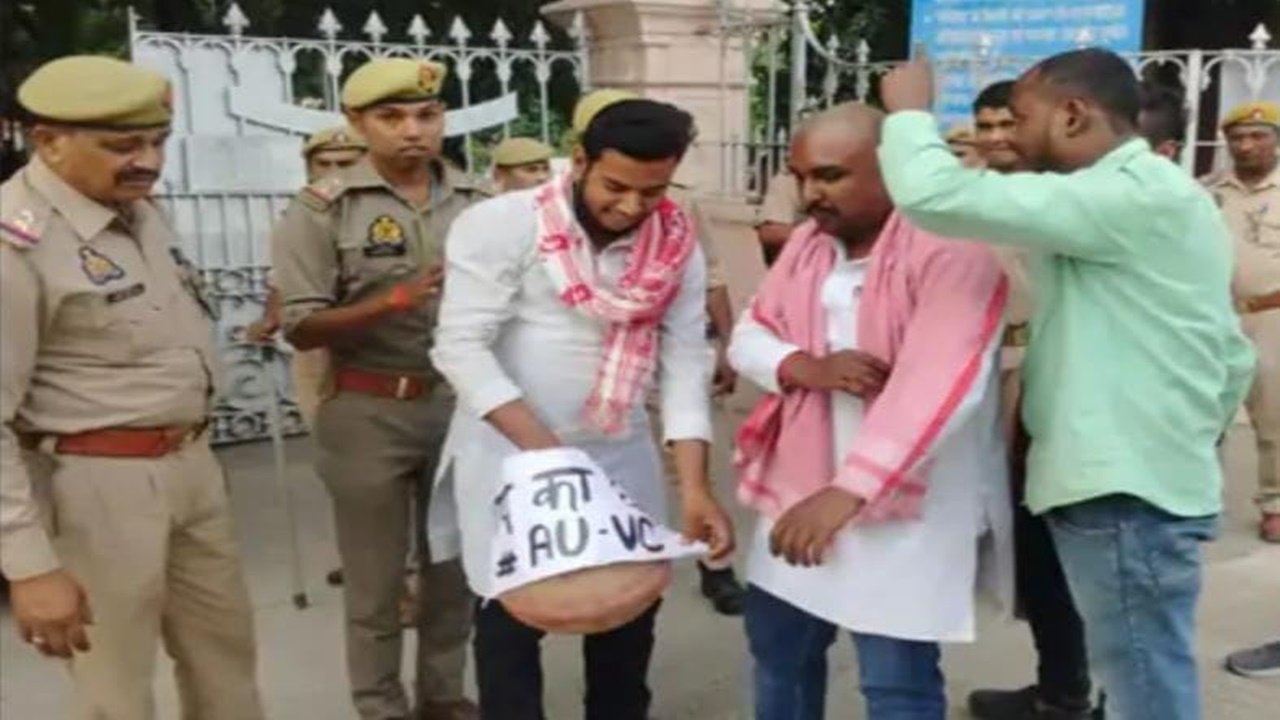 Allahabad University की तिजोरी को लेकर हंगामा, छात्रों ने जताया विरोध