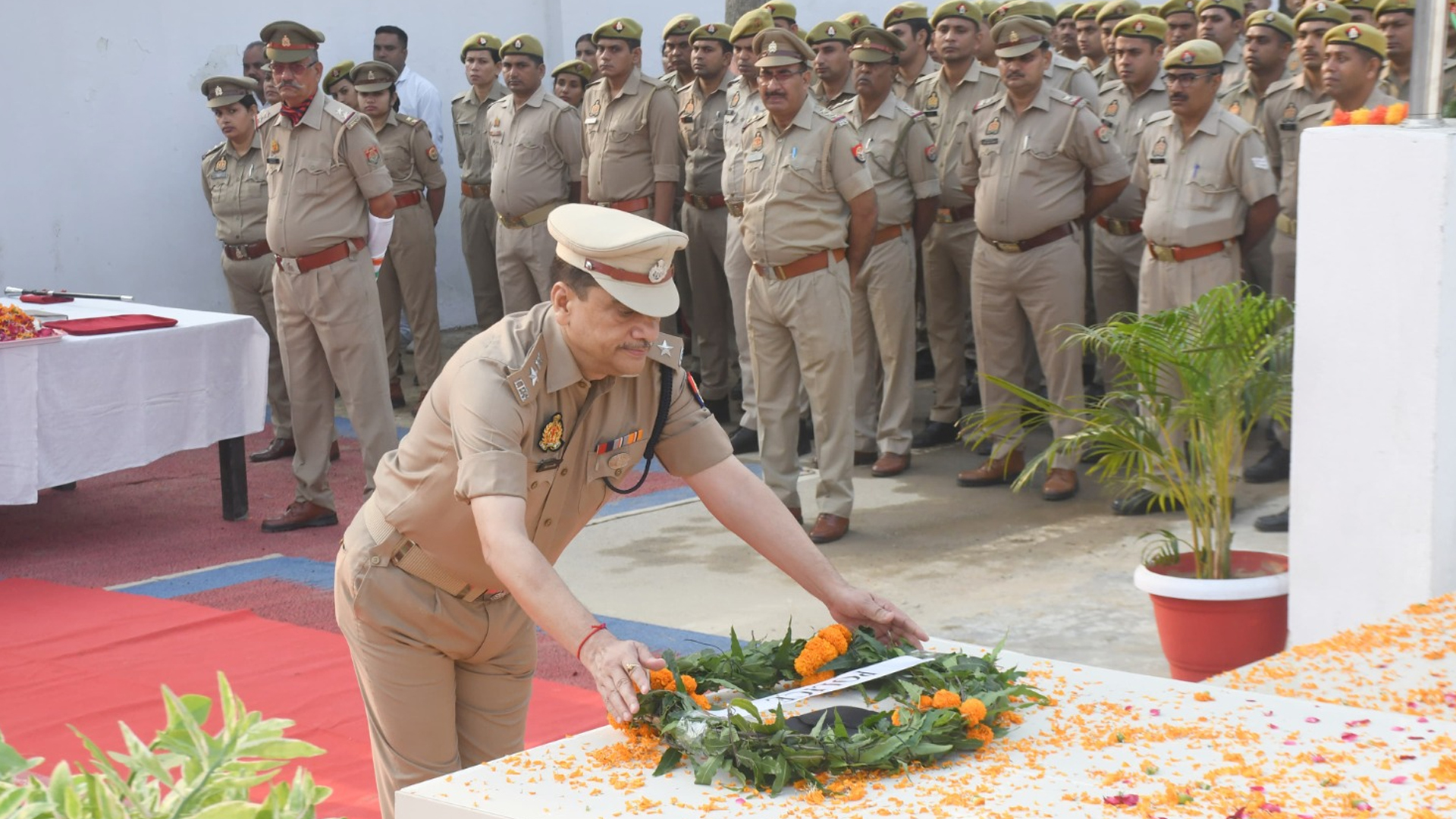 रामपुर : स्मृति दिवस पर शहीद पुलिसकर्मियों को किया नमन