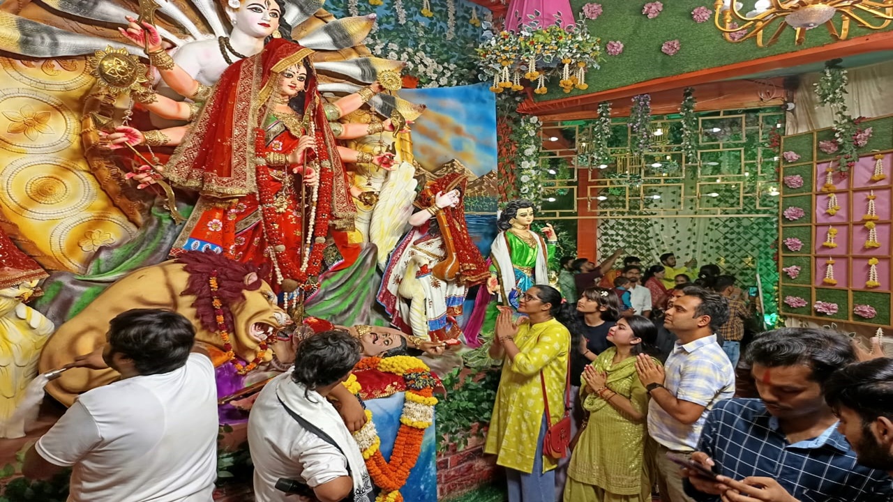 Sultanpur Durga Puja: प्यारा सजा है तेरा द्वार भवानी... सुलतानपुर में ऐतिहासिक दुर्गा पूजा महोत्सव की धूम, देखें मनमोहक तस्वीरें