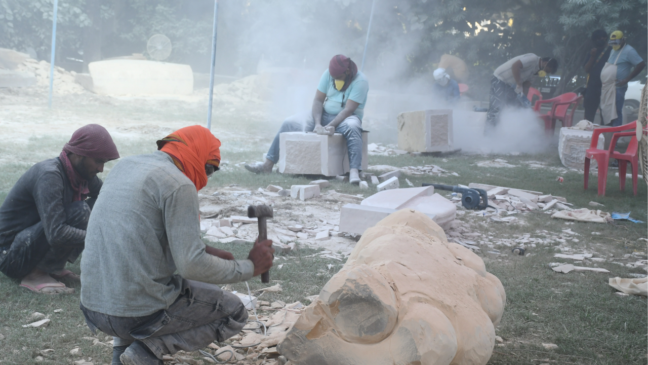 पत्थरों पर दिखी अनोखी आकृतियां, कलाकारों ने अपनी भावनाओं को पत्थर पर तराशा