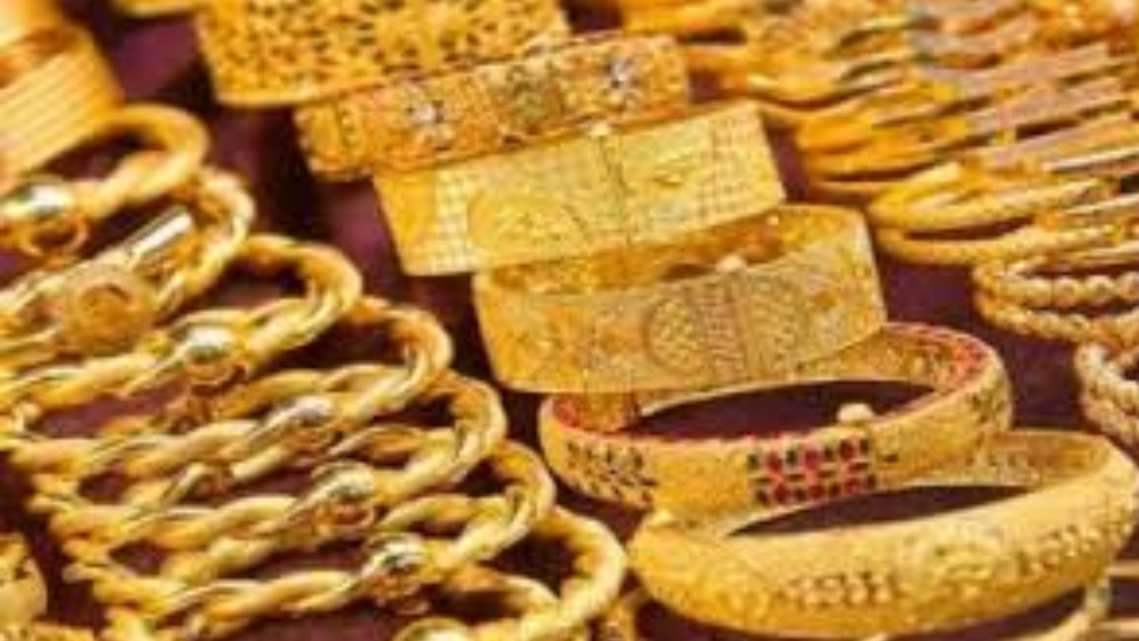 Gold Hike: फेस्टिव सीजन में आसमान छू रहा सोना, फीकी पड़ी बाजारों की चमक