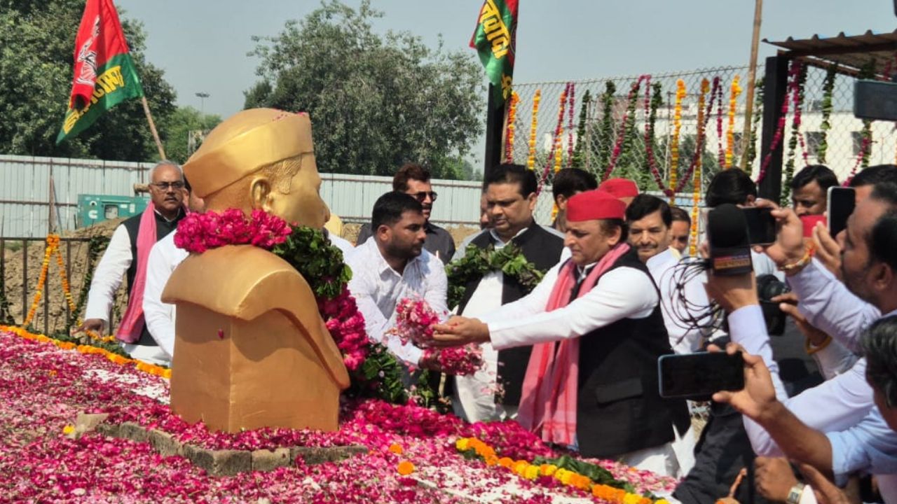 इटावा में मुलायम सिंह यादव के समाधि स्थल पर अखिलेश ने परिजनों संग दी श्रद्धांजलि, बोले- UP में उपचुनाव इंडिया गठबंधन मजबूती से लड़ेगा