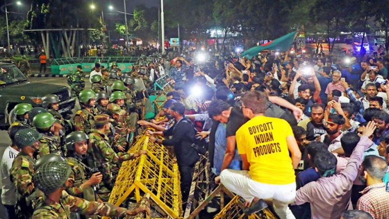 Bangladesh Violence : बांग्लादेश में फिर बवाल, सड़कों पर उतरे लोग...राष्ट्रपति मोहम्मद शहाबुद्दीन के इस्तीफे की कर रहे हैं मांग 