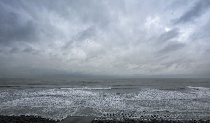 पश्चिम बंगाल और ओडिशा के तट के करीब पहुंचा चक्रवाती तूफान ‘दाना’, कई हिस्सों में हुई बारिश