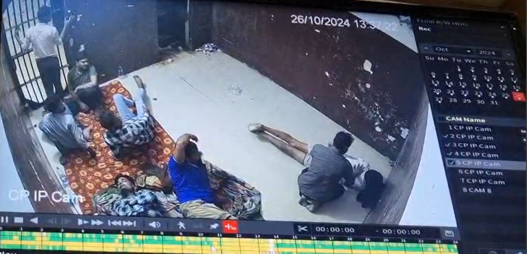 लखनऊ: पुलिस हिरासत में युवक की मौत का CCTV Video आया सामने, पीठ सहलाता दिखा भाई