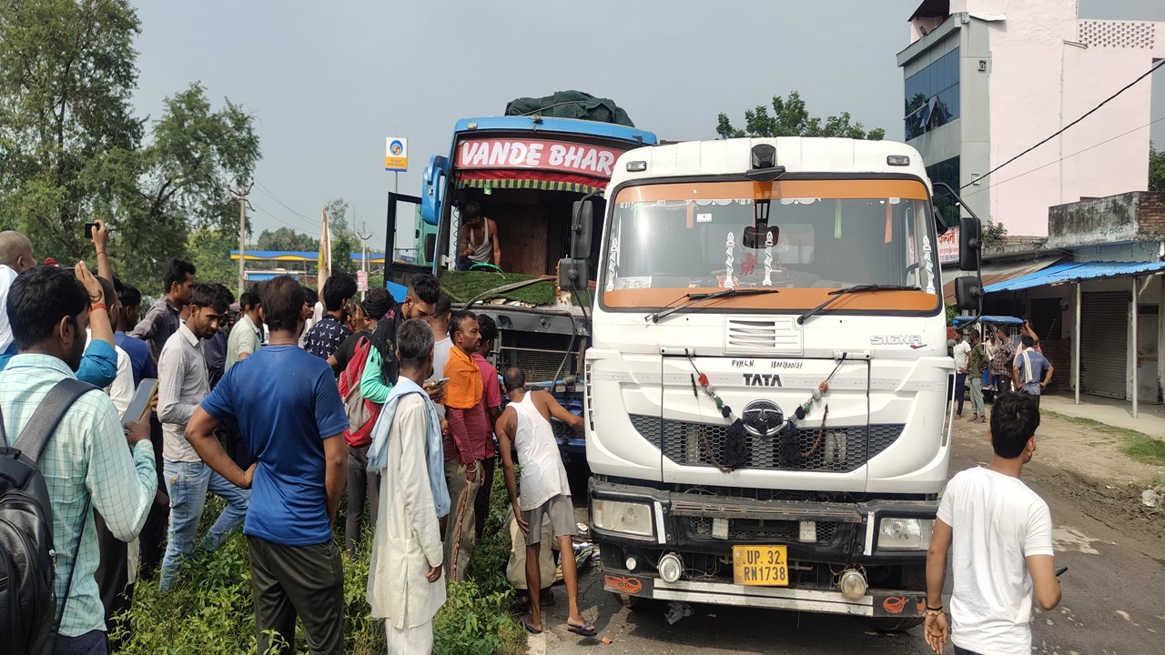 गोंडा में चला बड़ा हादसा: ओवरटेकिंग में मोरंग लदे डंफर में भिड़ी डबल डेकर बस, बाल-बाल बचे यात्री