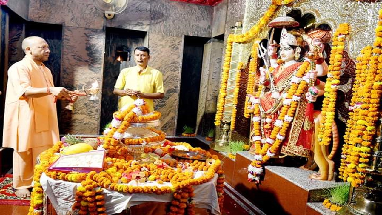 बलरामपुर: मुख्यमंत्री योगी ने देवीपाटन शक्तिपीठ में की मां पाटेश्वरी की पूजा अर्चना