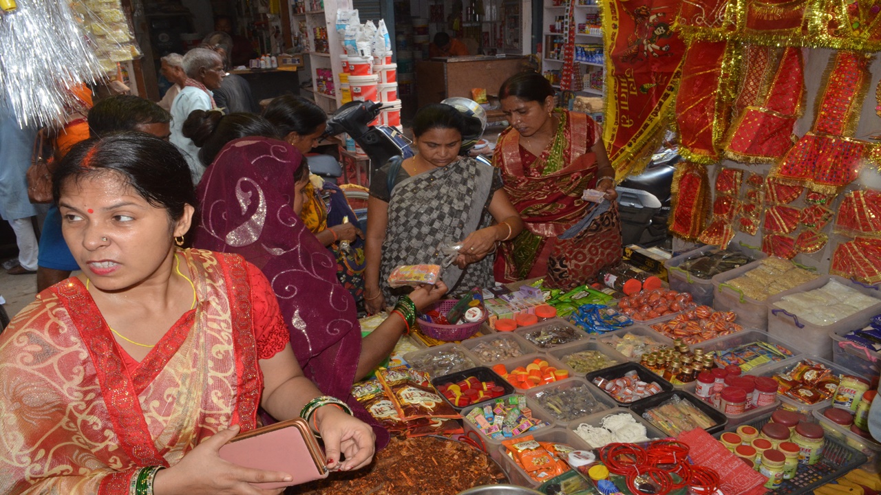 Shardiya Navratri: कलश स्थापना के साथ कल से होगा नवरात्रि का शुभारंभ, बाजारों में दिखी रौनक