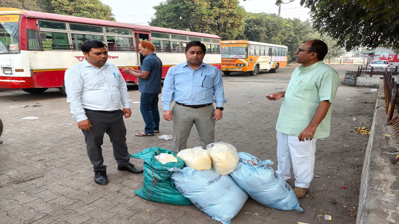 रामपुर: रोडवेज बस में जा रहा डेढ़ क्विवंटल मिलावटी मावा पकड़ा, 11 खाद्य पदार्थों के लिए नमूने