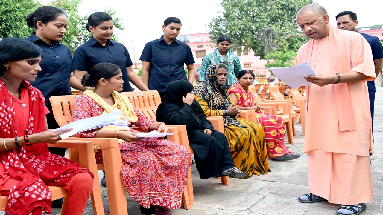 हॉस्पिटल में भर्ती कराकर इस्टीमेट मंगाइए, इलाज का खर्च सरकार देगी, जनता दर्शन में बोले सीएम योगी