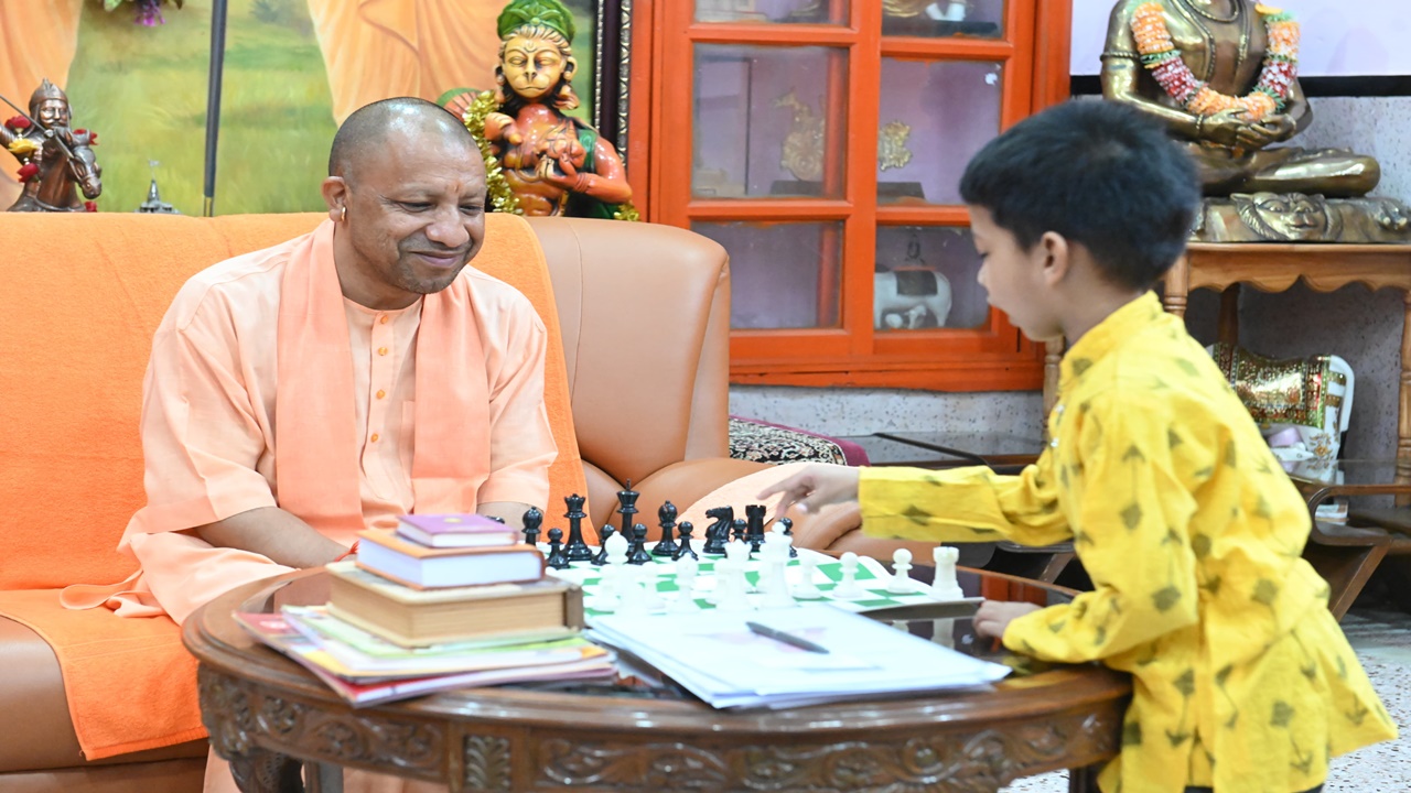 CM Yogi: शतरंज की बिसात पर सीएम योगी ने Little Champ से खूब की बात, बढ़ाया उत्साह