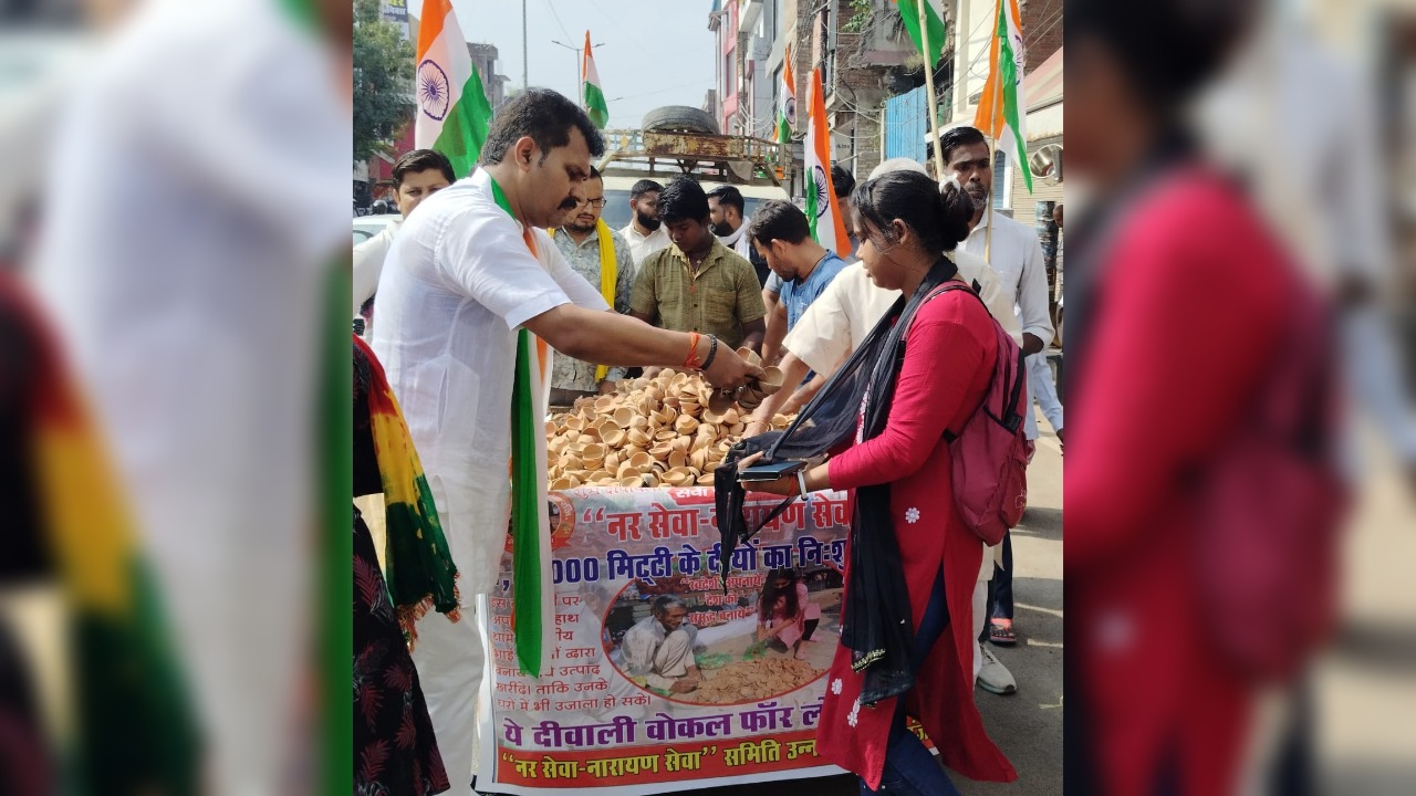 उन्नाव में दीपावली के त्योहार पर नर सेवा नारायण सेवा संस्था ने लोगों को नि:शुल्क बांटे 1.51 लाख दीये  