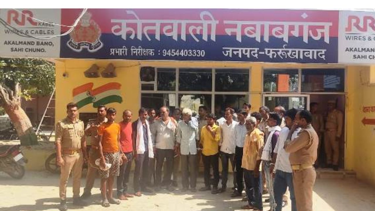 फर्रुखाबाद में लेखपालों की पिटाई का मामला: पुलिस ने 16 आराेपियाें को किया गिरफ्तार, थानेदार को हटाने की मांग