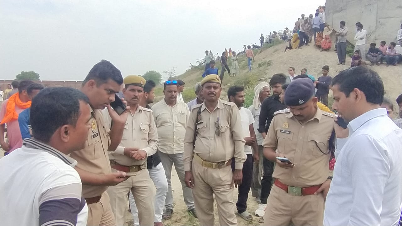 Auraiya: नदी में नहाते समय डूबे दो चचेरे भाई, गोताखोरों ने शुरू की तलाश, परिजनों में कोहराम